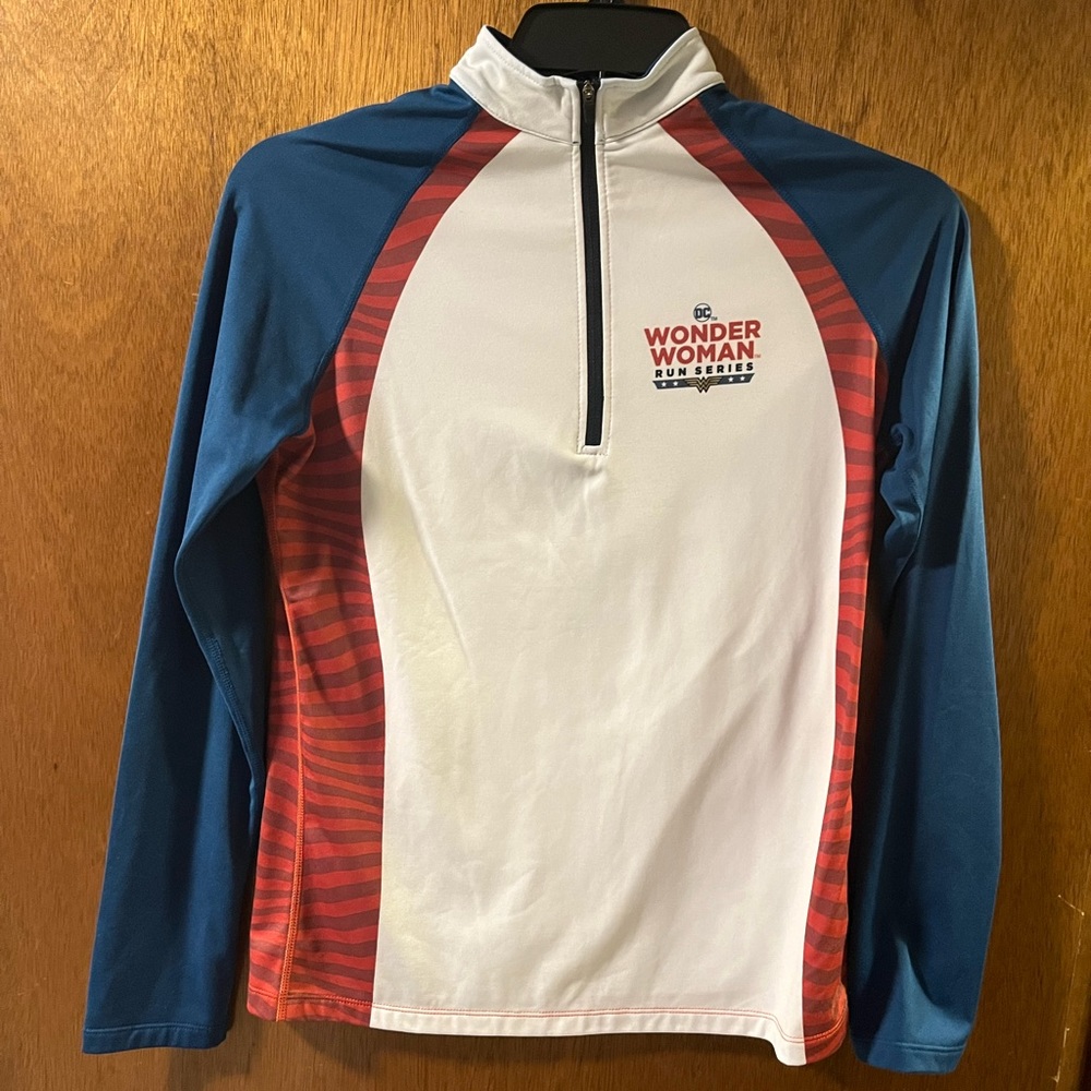 Women's Size M - Running Man Pullover 1/4 Zip Jacket DC Wonder Woman Run Series